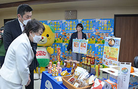 宇和島の特産品の紹介を受ける市長