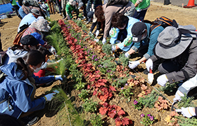 市長が春植えをする様子　2