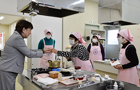 活動の様子の説明を受ける市長