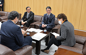 答申書について説明を受ける市長1