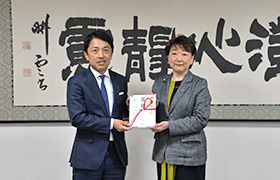 目録を受け取る市長