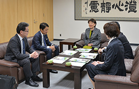 説明を受ける市長