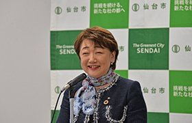 あいさつする市長