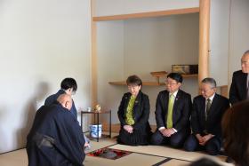茶会に出席する市長1