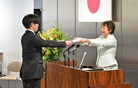 辞令を交付する市長