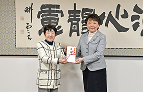 目録を受け取る市長