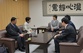 説明を受ける市長