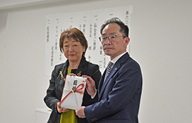 目録を受け取る市長