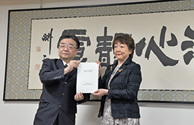 報告書を受け取る市長2