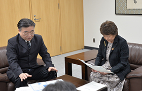 説明を受ける市長