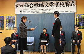 賞状を渡す市長