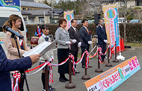 テープカットを行う市長
