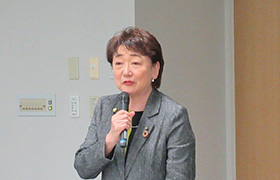 あいさつする市長