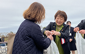 苗木を渡す市長