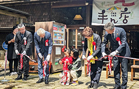 テープカットする市長