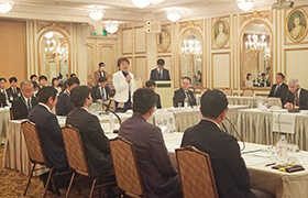 あいさつする市長