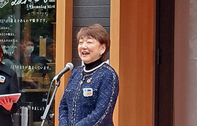 あいさつする市長