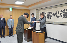 表彰状を授与する市長