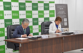 協定書に署名する市長