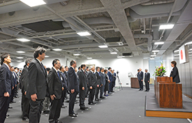 訓示を聞く職員の様子