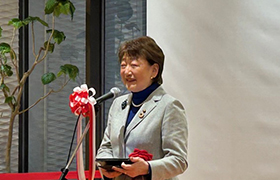 挨拶する様子