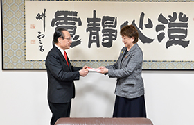 寄付を受け取る様子