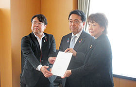 内閣府赤澤大臣との記念撮影