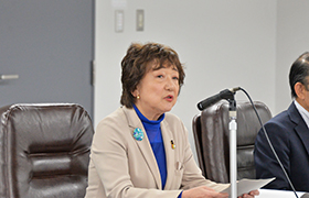 10083あいさつする様子