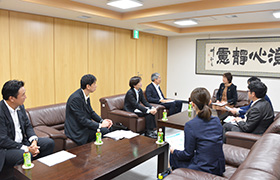 1023贈呈式懇談の様子