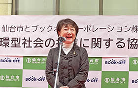 1012あいさつする市長