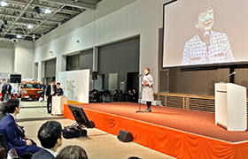 1126あいさつする市長