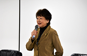 12162あいさつする市長