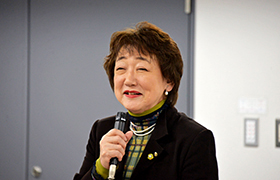 1224あいさつする市長