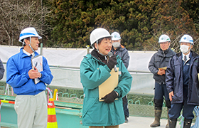 1216視察あいさつする市長