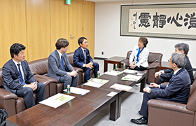 0423懇談の様子（株式会社高速）