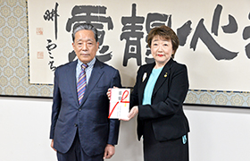 寄付金贈呈の様子