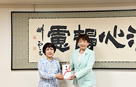 寄付金贈呈の様子