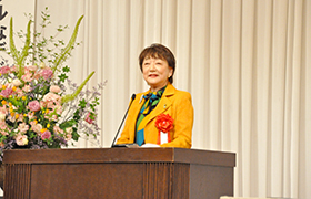 あいさつする市長