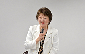 あいさつする市長