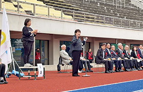 あいさつする市長