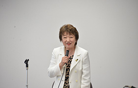 あいさつする市長