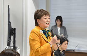 あいさつする市長