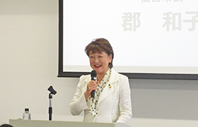 あいさつする市長