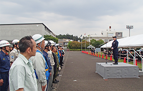 あいさつする市長