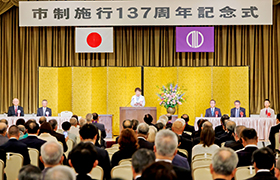 あいさつする市長