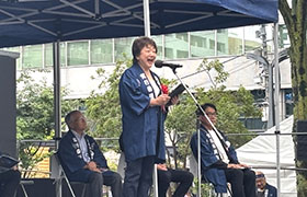 あいさつする市長