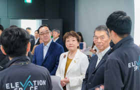 話を伺う市長