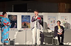 あいさつする市長