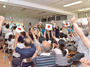 写真：歓喜に沸いた、バドミントン女子ダブルス決勝の勝利の瞬間