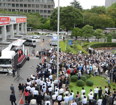 写真：市役所本庁舎前で行われた髙橋選手・松友選手への「賛辞の楯」贈呈式。約500人の市民が祝福しました